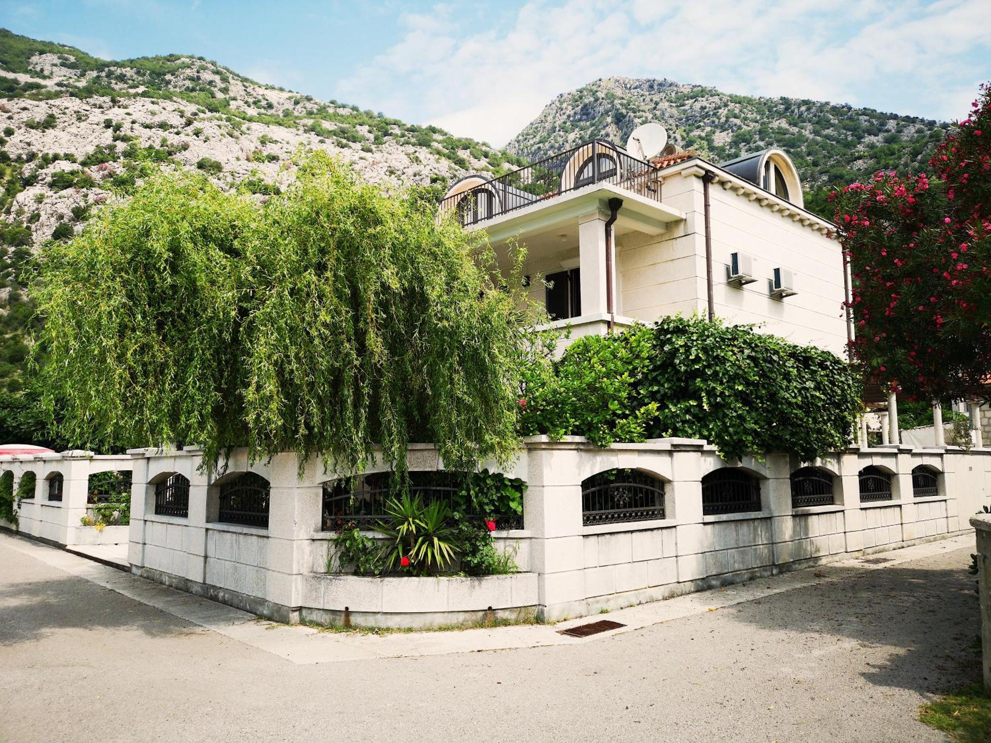 Villa Teuta Risan Bagian luar foto